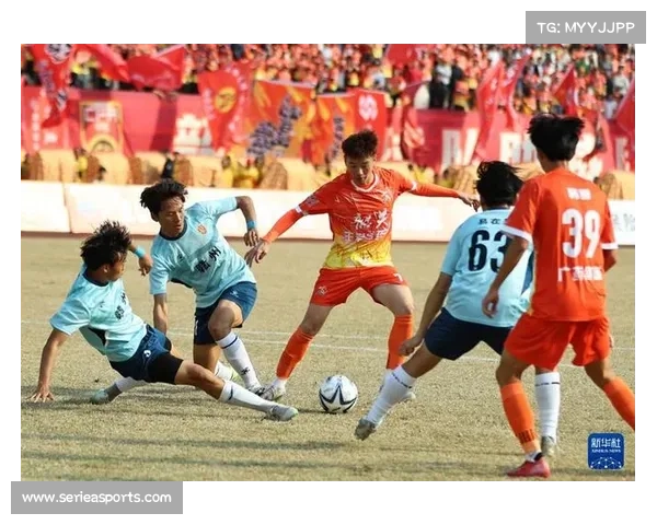 韶关足球联赛球迷不分阵营为拼搏鼓掌